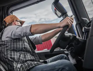 Motorista receberá indenização por dormir no baú do caminhão