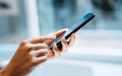 Empresa deverá indenizar vendedor externo por uso de celular particular no serviço